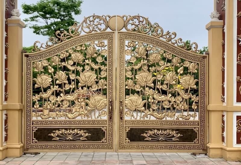 Cổng biệt thự làm từ nhôm đúc với hoa văn hình bông sen
