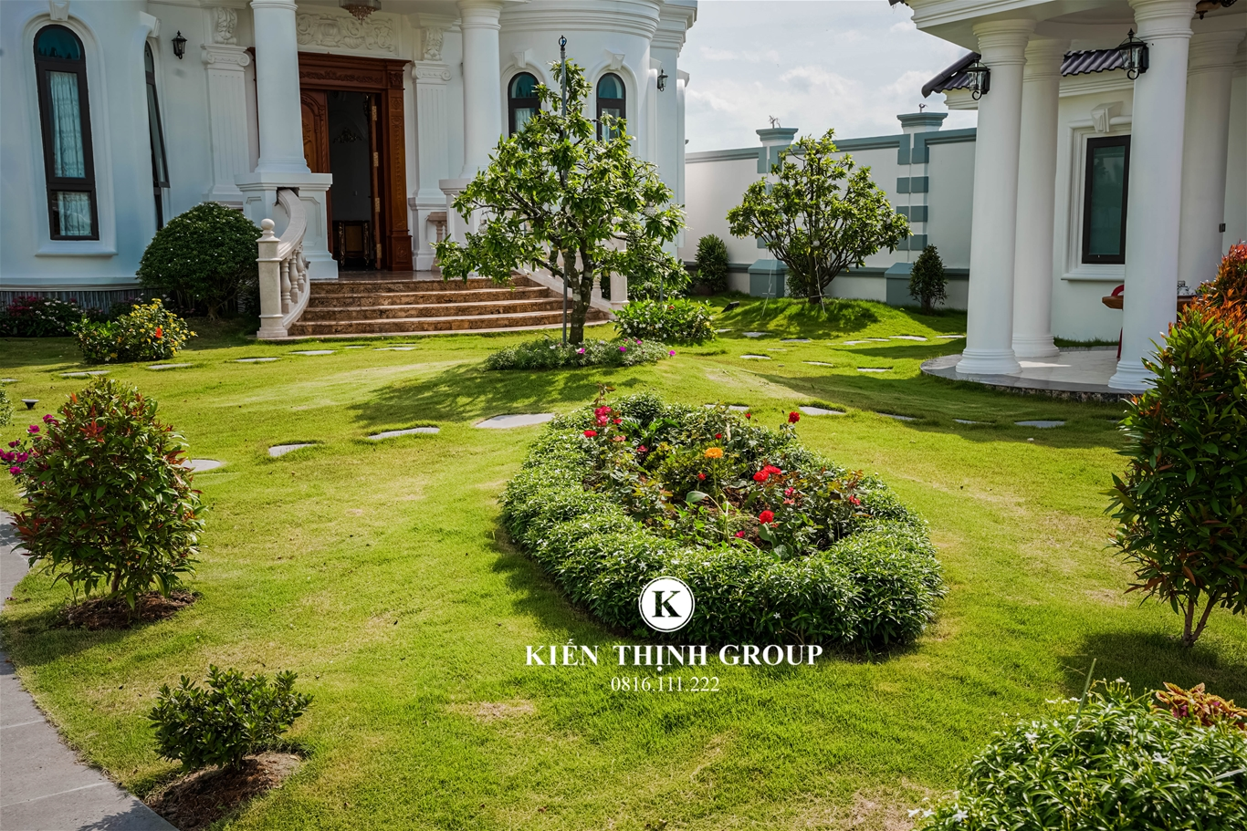 Không gian sân vườn rộng rãi, thoáng mát với luồng không khí trong lành