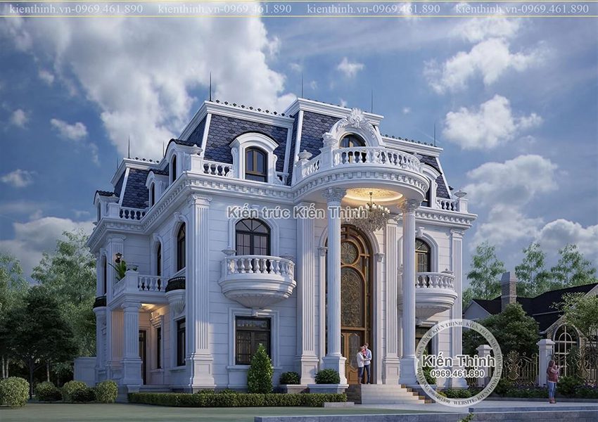 Không gian sân vườn tươi mát, hài hòa với tổng thể sang trọng, thanh lịch của ngôi biệt thự, đem đến một không gian sống lý tưởng
