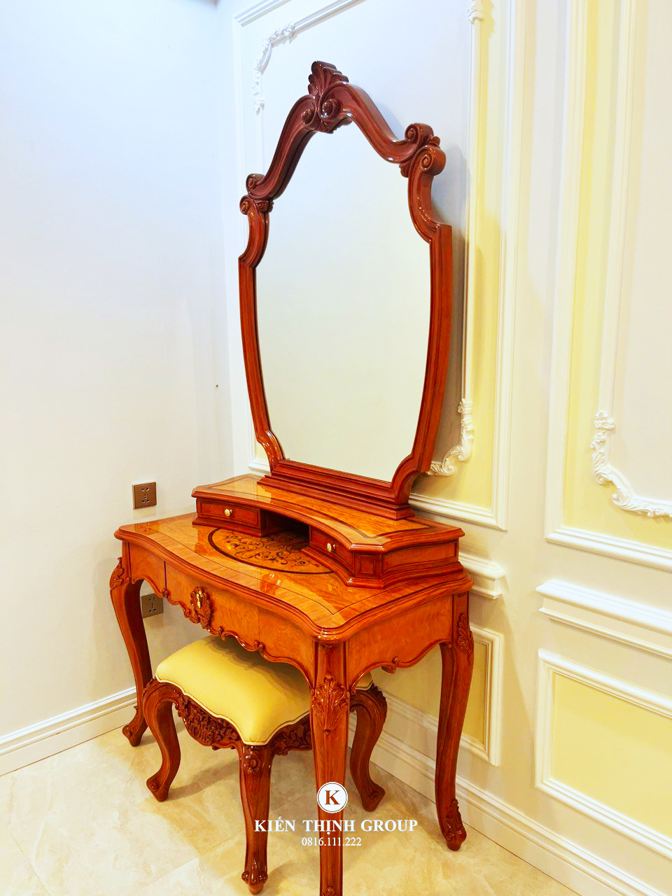 Bàn trang điểm mang phong cách tân cổ điển sang trọng