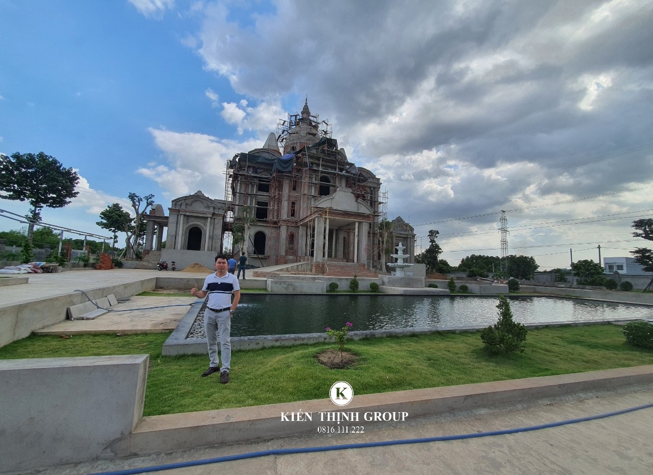 Hình ảnh thi công thực tế biệt thự lâu đài cổ điển tại Đồng Nai