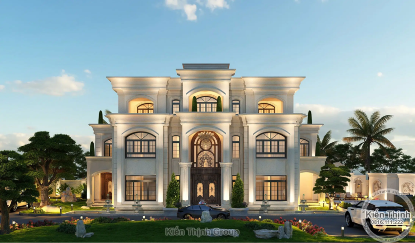 Mặt tiền biệt thự dài 27m được trang trí bằng khung gỗ tự nhiên và kính cường lực giúp thể hiện sự sang trọng, quý phái