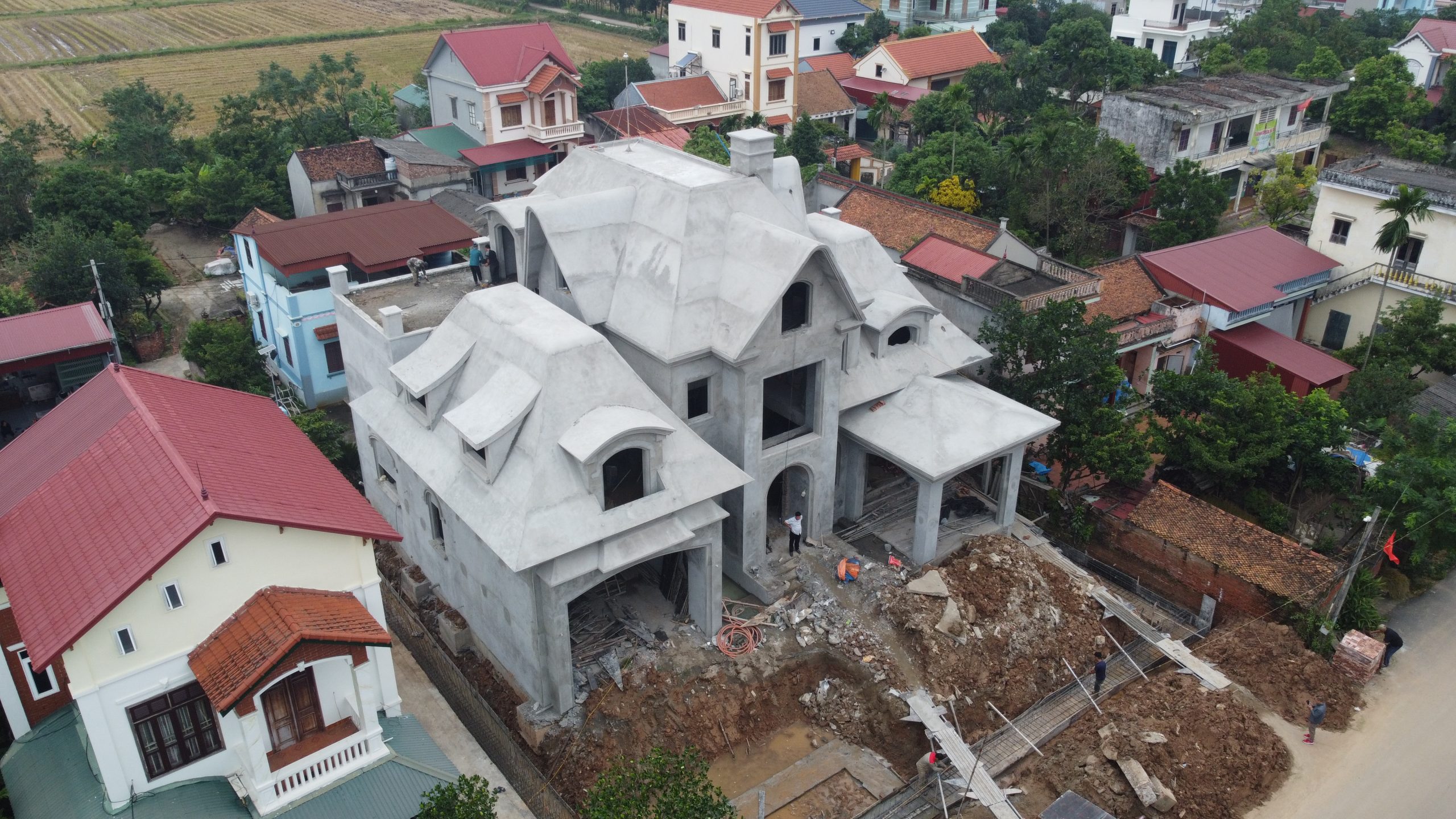 Kiến trúc tân cổ điển của biệt thự được thể hiện rõ ràng