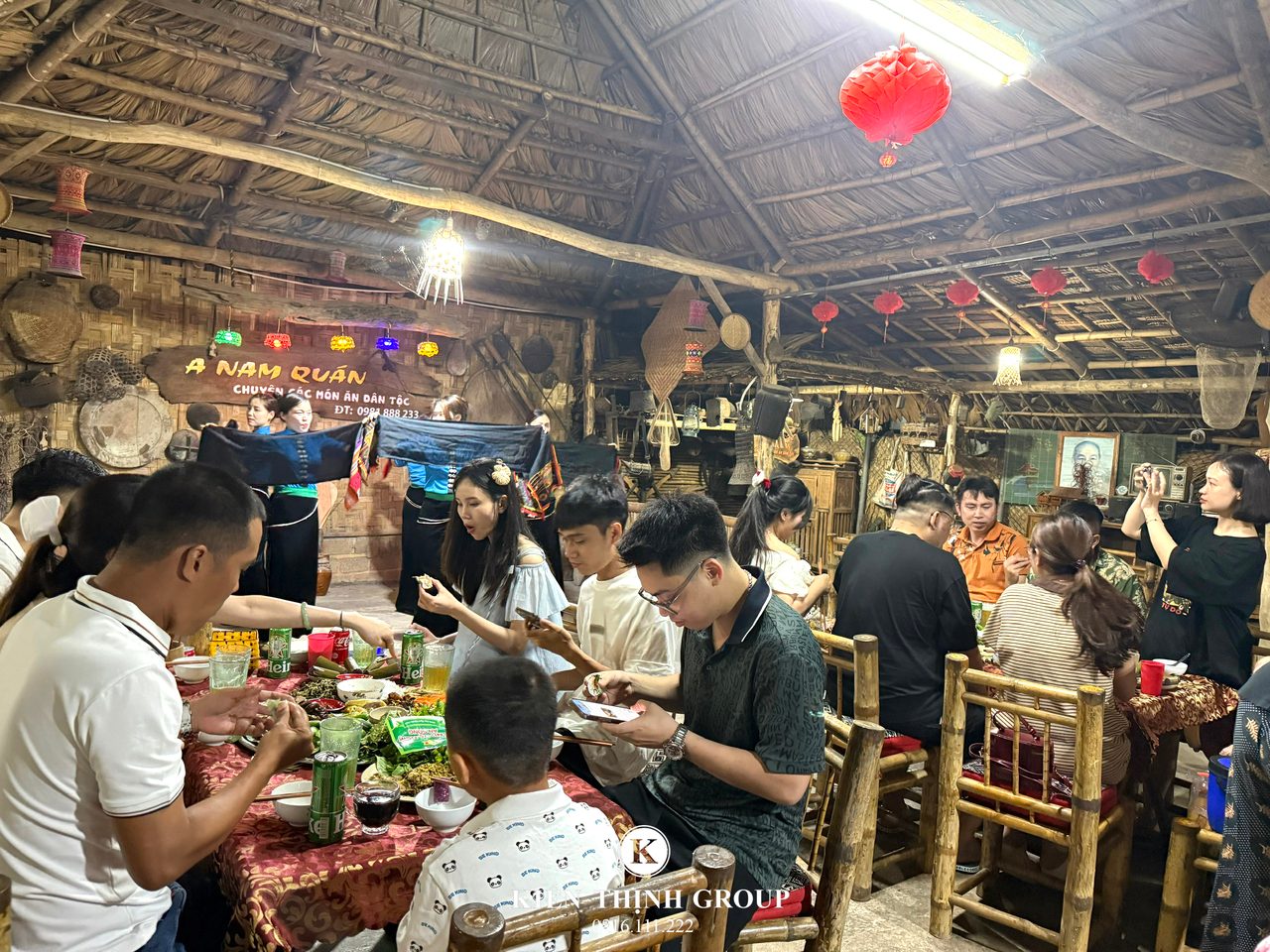 Khoảnh khắc quây quần bên bàn tiệc rộn ràng tiếng cười