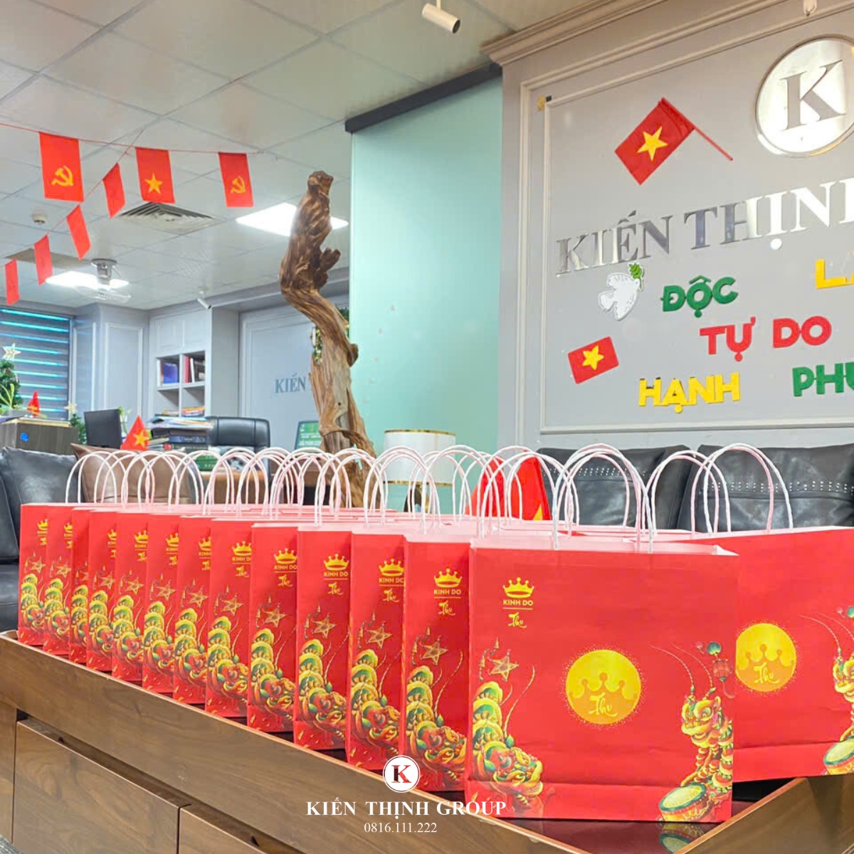 Những hộp bánh đỏ thắm được chuẩn bị chu đáo