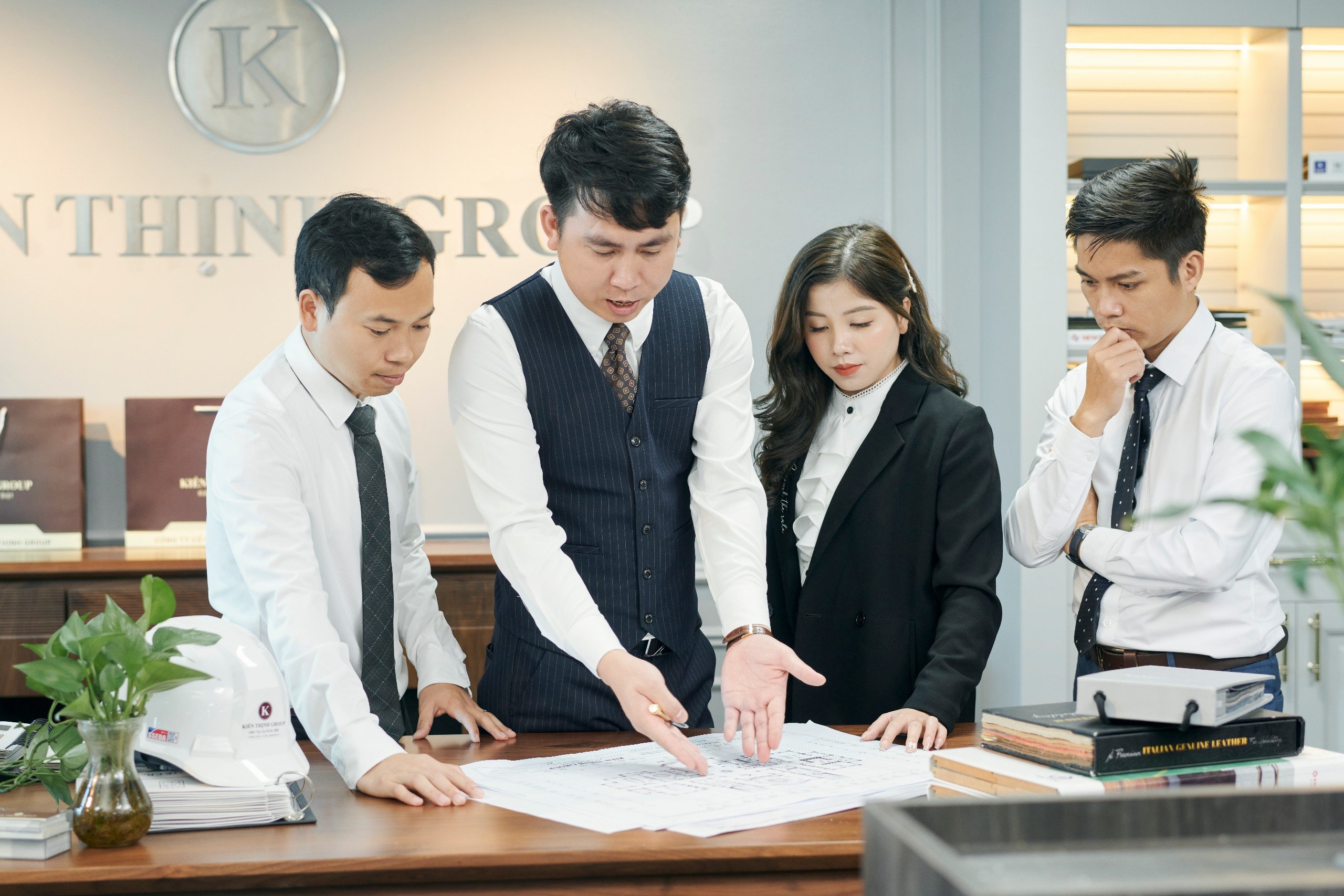 Kiến Thịnh Group tự hào với hơn 10 năm kinh nghiệm trong thiết kế và thi công nội-ngoại thất trọn gói